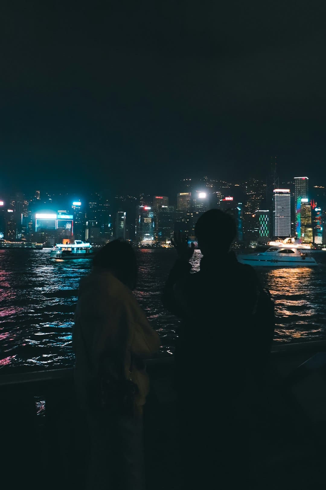 看阅兵时郑钦文张雨霏就坐在死后 体育明星齐聚观礼